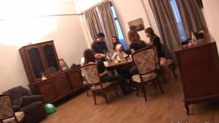 Русские студенты устроили групповуху на вечеринке