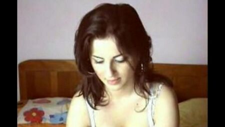 Румынская красотка ублажала клиента в видео чате