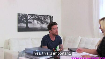 Страстная пара на диване