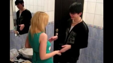 Блондинка сосет и трахается в туалете