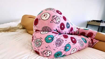 Снимай штанишки. У меня член стоит!