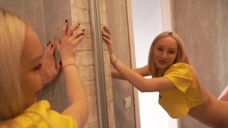 Милый, я снимаю трусики, а ты делай, что должен!