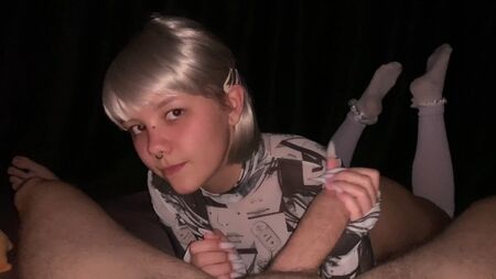 Как только член в руки попал, сразу как шлюха себя повела