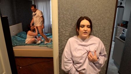 Они там трахаются, а у меня пизда горит от возбуждения