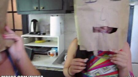 Одели девушкам пакеты на голову