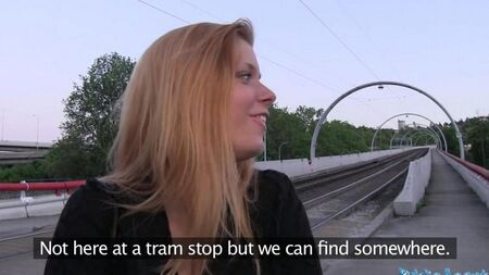 Горячая блондинка трахнулась на карачках в кустах