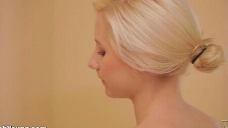 Мастурбирует ручкой от щетки