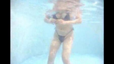 Сосет очень маленький член