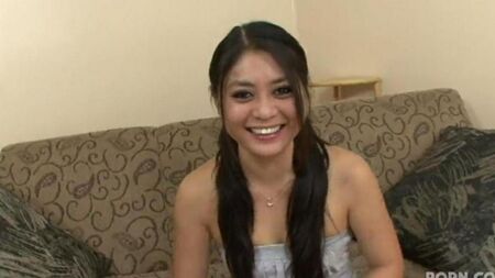 Большой член в маленький ротик молодой азиатки