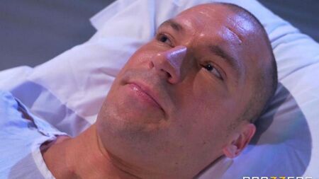 Медсестра дала пациенту пососать сиську