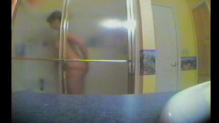 Сестра принимает душ, не зная о скрытой камере