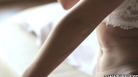 Шикарная блондинка занимается мастурбацией