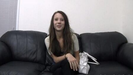 Молоденькую любительницу жестко трахнули на кастинге