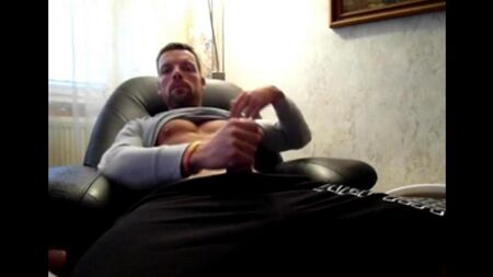 40-летний сидит в кресле и достав член начал дрочить