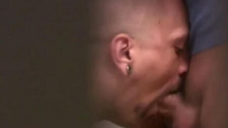 Парни друг другу сосут в общественном туалете