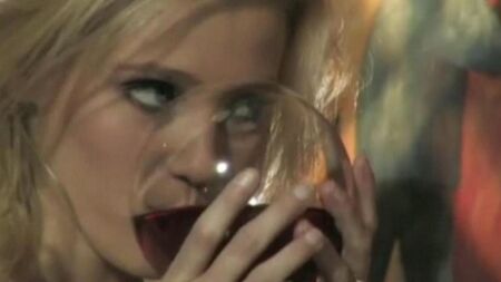 Подружки отжаривают друг друга, воплощая заветные фантазии