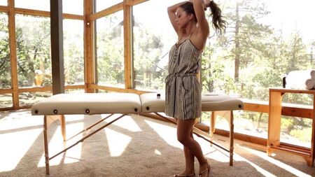 Массажистка-лесбиянка соблазнила клиентку