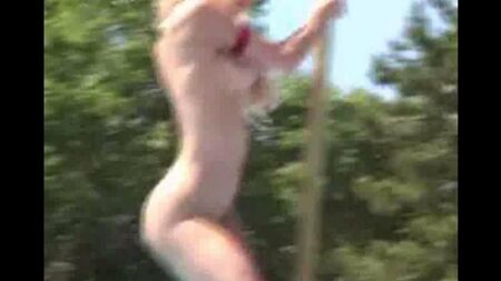 Голая на публике исполняет стриптиз