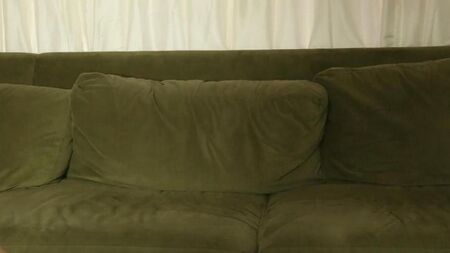 Массажистка в нижнем белье обслуживает клиента