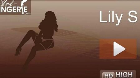 Азиатка в сексуальном белье позирует на природе