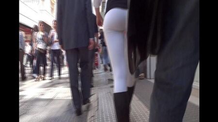 Камера следует за сочной аргентинской попкой