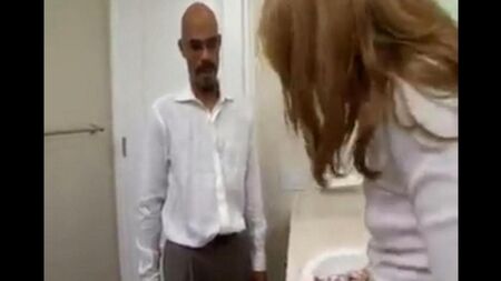 Молодая студентка уже хорошо знает, что делать с членом