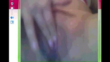 Пизда крупно оказалась как раз рядом с камерой в чате