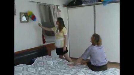 Трахнул уборщицу в отеле, поставив ее раком и стянув трусы