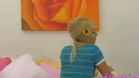 Блонда в трется пиздой о мягкую игрушку