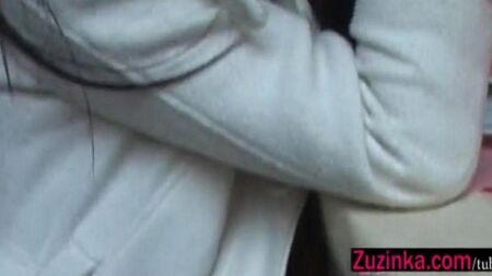 Эксгибиоционизм - дамочка в ресторане показывает пизденку