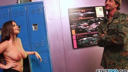 Секс парочки в раздевалке