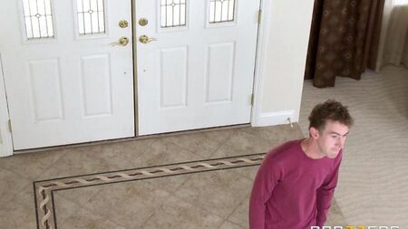 Встретила парня в спальне в полной готовности к сексу