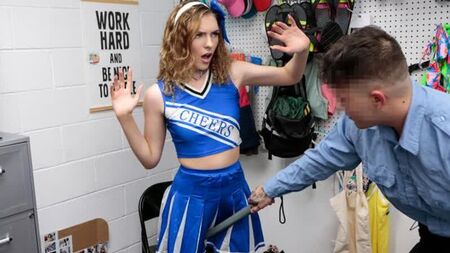 Ну и что ты там под юбкой прячешь?