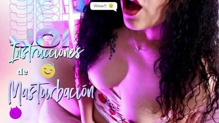 Брюнетка с кучерявыми волосами сосёт свои пальцы