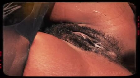 Чёрная девочка с зелёными волосами сосёт дилдо