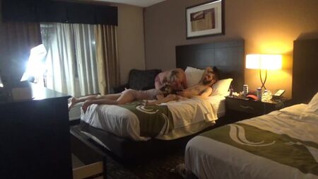 Две соски с большими жопами сосут хуй любовника