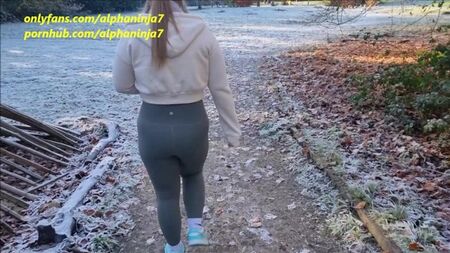 Взрослая баба в тугих штанах трахается в рот в парке