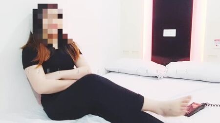 Девочка скрывает лицо и скачет на члене за бабло