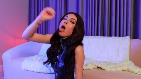 Брюнетка в кожаном прикиде показывает оральные умения