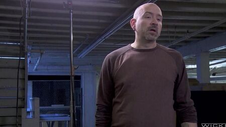 Бездомный трахнул прохожую в подворотне