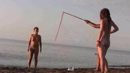 Голые играют на пляже