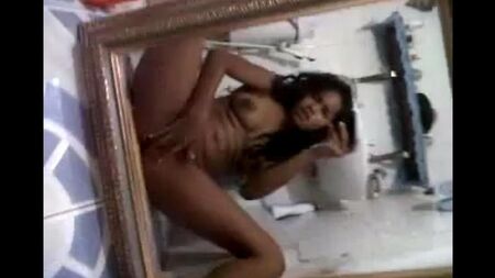 Голая нигерша снимает себя на камеру в телефоне