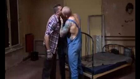 Втроем всегда было веселее жестко трахать гея