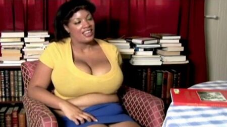 Толстуха нигерша сидит на стуле и сняв трусы гладит письку