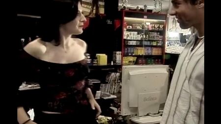 Быстрый секс с продавщицей за прилавком