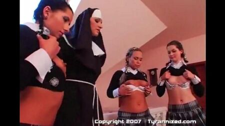Монахиня заставила трех девушек заниматься сексом
