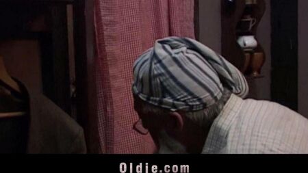 Дед отшлепал свою внучку