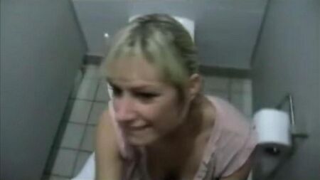 Хорошо отсасывает незнакомцу в туалете