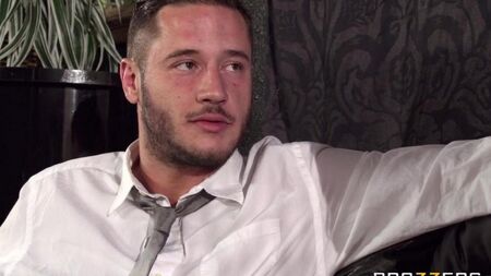 Красотка с силиконовой жопой скачет на члене