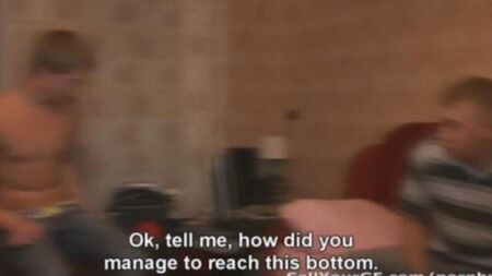 Парень смотрит как его подругу трахает другой